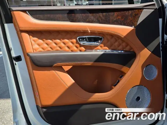 Bentley Bentayga 2021 — ფოტო 14/20