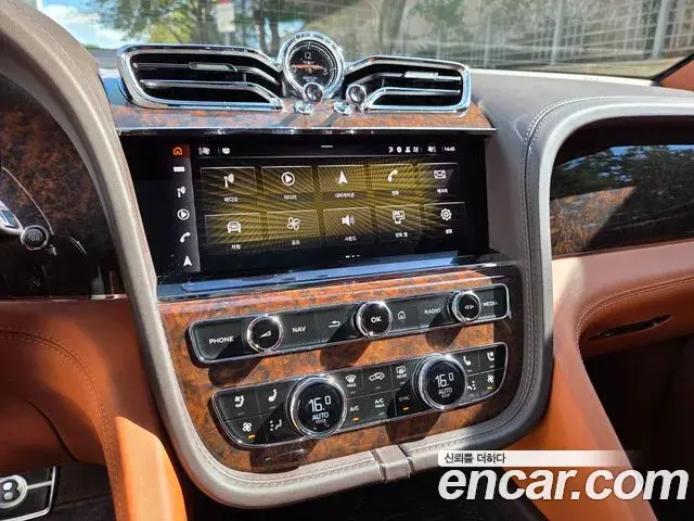 Bentley Bentayga 2021 — ფოტო 15/20