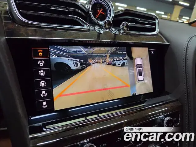 Bentley Bentayga 2021 — ფოტო 13/20