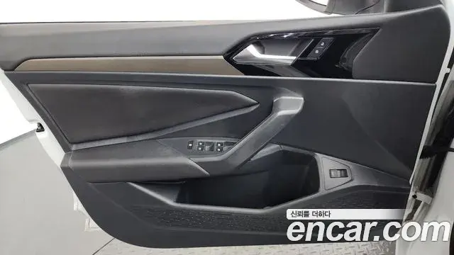 Volkswagen Jetta 2021 — Photo 9/35