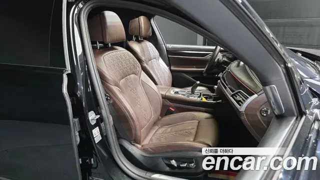 BMW 7 Series 2018 — Фото 11/20