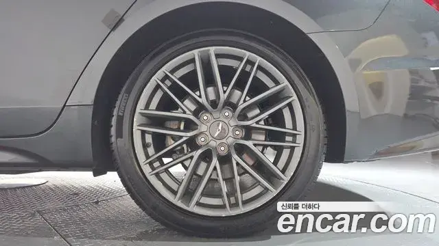Genesis G70 2018 — Photo 11/33