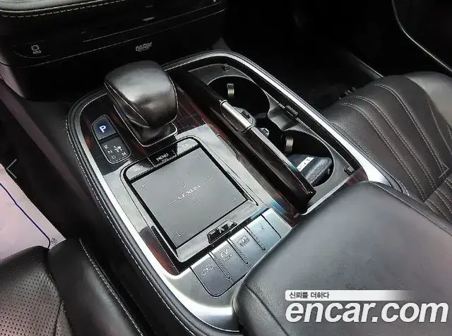 Lexus LS500h 2018 — Şəkil 11/20