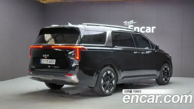 Kia Carnival 2023 — ფოტო 2/33