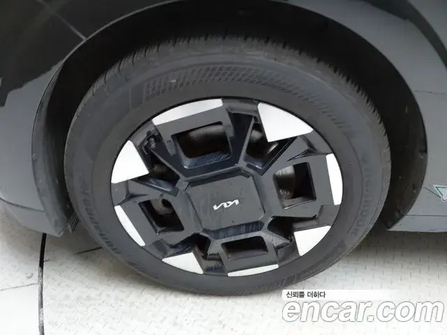 Kia Carnival 2023 — ფოტო 23/33