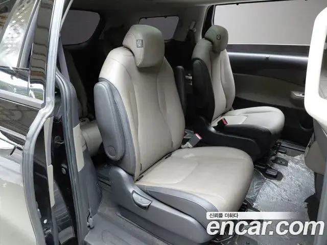 Kia Carnival 2023 — ფოტო 11/33