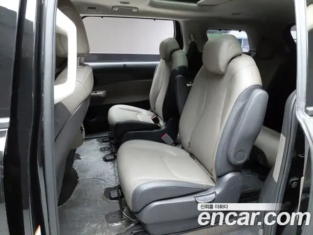 Kia Carnival 2023 — ფოტო 32/33