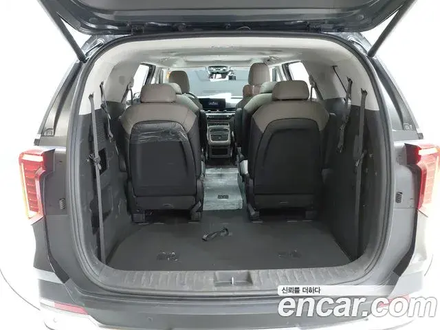 Kia Carnival 2023 — ფოტო 25/33