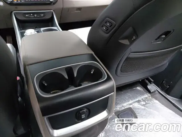 Kia Carnival 2023 — ფოტო 8/33