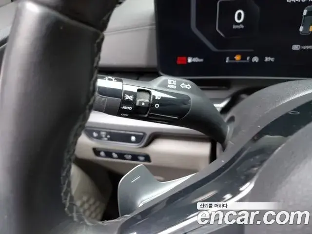 Kia Carnival 2023 — ფოტო 14/33