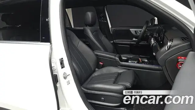 Mercedes-Benz GLB-Class 2021 — Photo 11/20