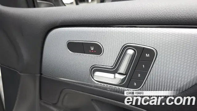 Mercedes-Benz GLB-Class 2021 — Photo 18/20