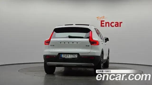 Volvo XC40 2022 — Şəkil 12/27