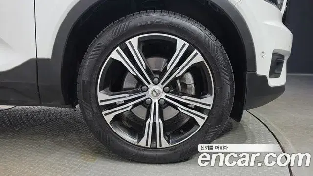 Volvo XC40 2022 — Şəkil 23/27