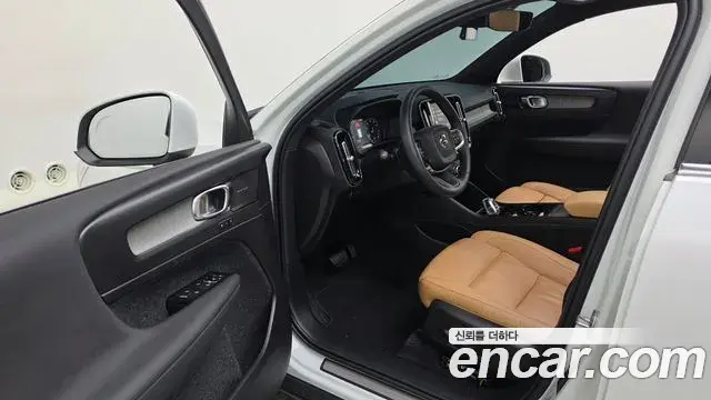 Volvo XC40 2022 — Şəkil 10/27