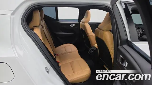 Volvo XC40 2022 — Şəkil 7/27