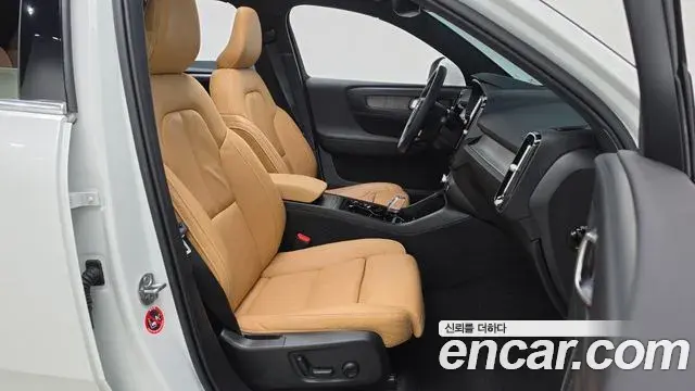 Volvo XC40 2022 — Şəkil 25/27