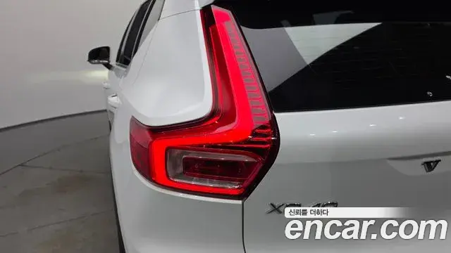 Volvo XC40 2022 — Şəkil 24/27