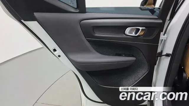 Volvo XC40 2022 — Şəkil 18/27