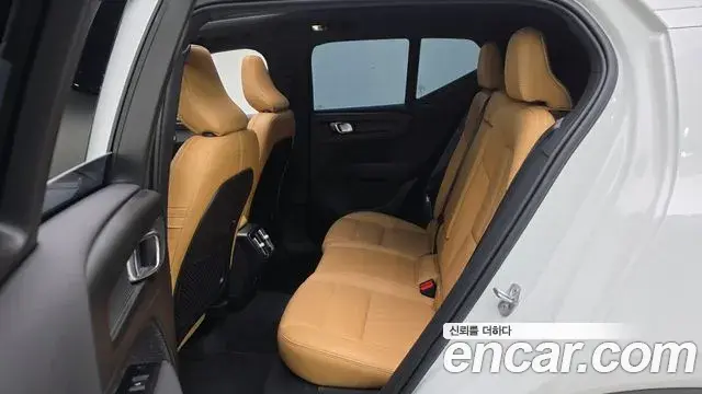 Volvo XC40 2022 — Şəkil 8/27