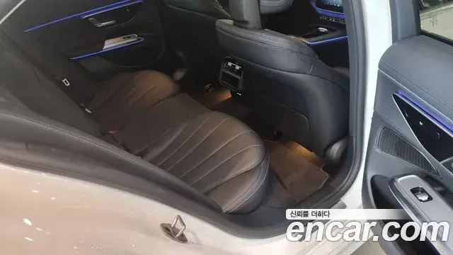 Mercedes-Benz E-Class 2024 — Photo 12/20