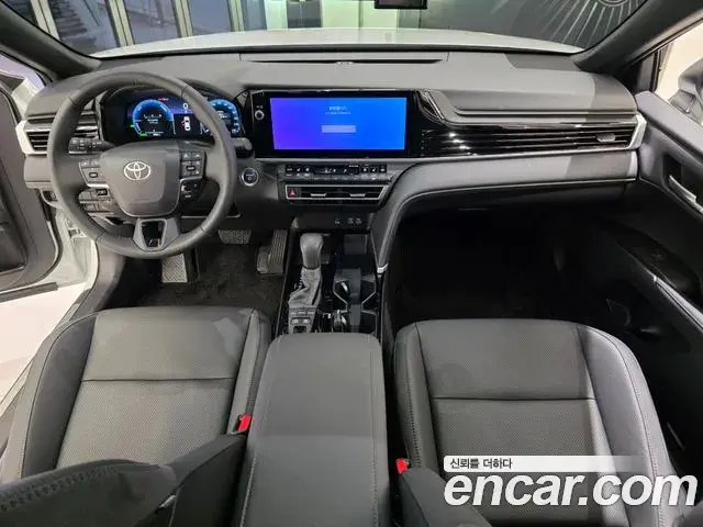 Toyota Camry 2025 — ფოტო 1/12