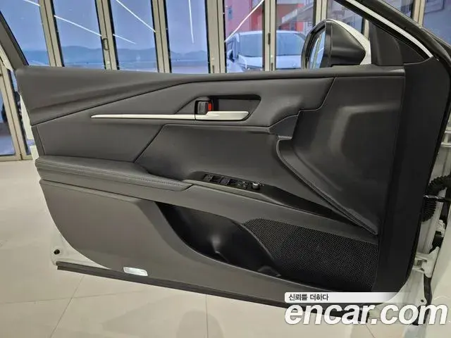 Toyota Camry 2025 — ფოტო 8/12
