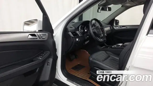 Mercedes-Benz GLE-Class 2018 — Фото 10/20