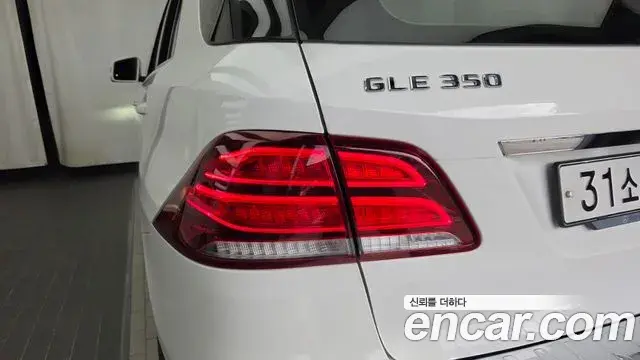 Mercedes-Benz GLE-Class 2018 — Photo 27/32