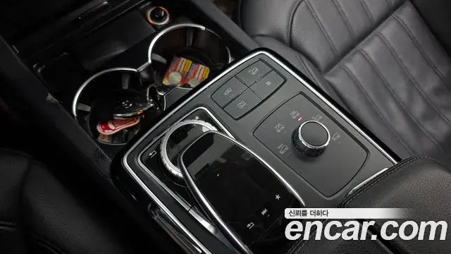 Mercedes-Benz GLE-Class 2018 — Photo 30/32