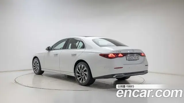 Mercedes-Benz E-Class 2026 — Photo 1/19