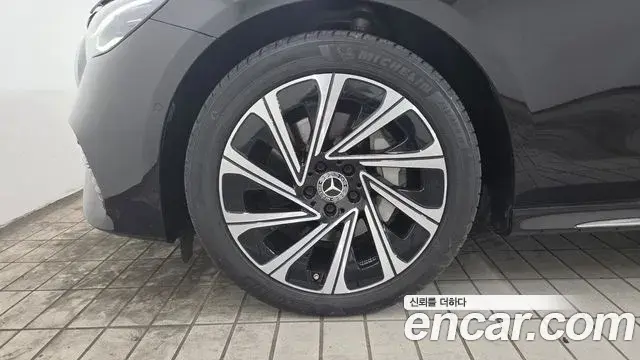 Mercedes-Benz E-Class 2025 — Photo 5/20