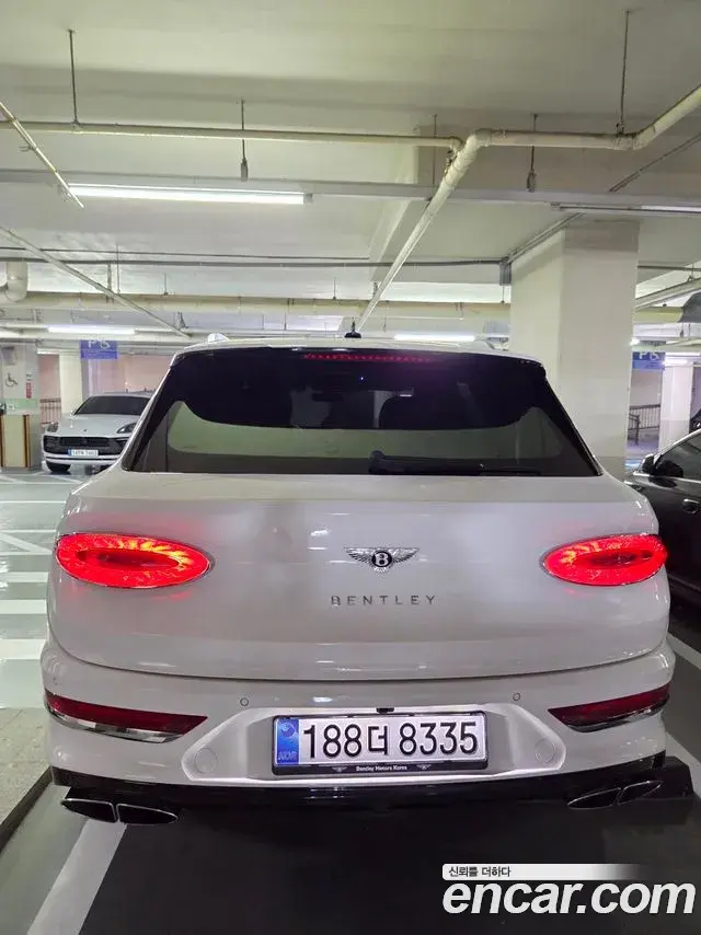 Bentley Bentayga 2021 — ფოტო 17/20