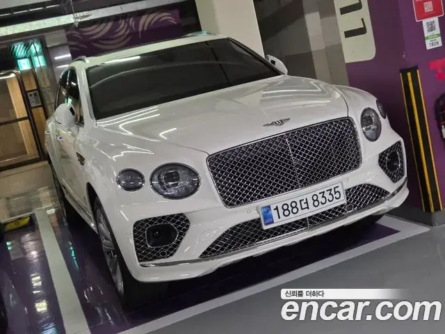 Bentley Bentayga 2021 — ფოტო 8/20