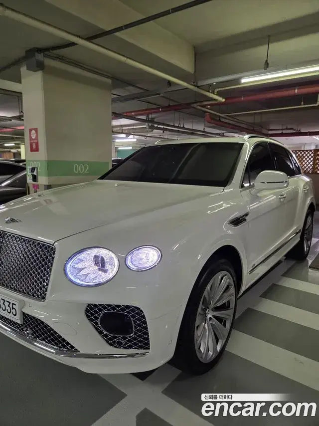 Bentley Bentayga 2021 — ფოტო 4/20