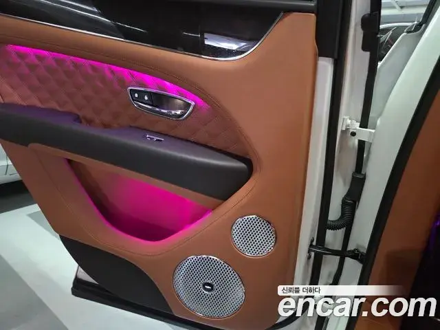 Bentley Bentayga 2021 — ფოტო 6/20