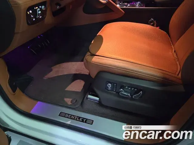 Bentley Bentayga 2021 — ფოტო 7/20