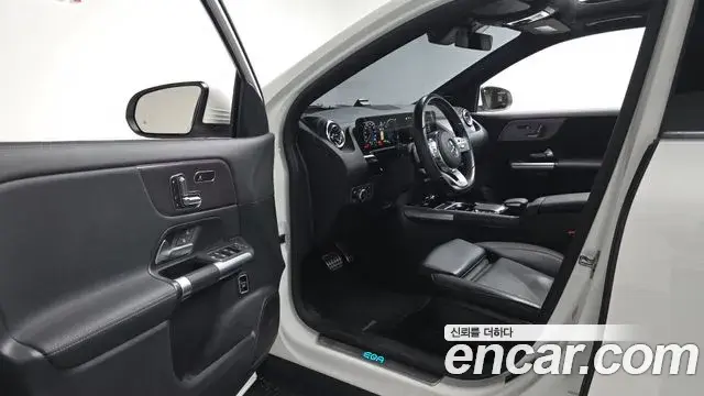 Mercedes-Benz EQA 2023 — Photo 13/36