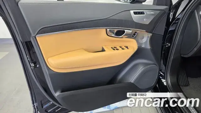 Volvo XC90 2023 — ფოტო 29/32