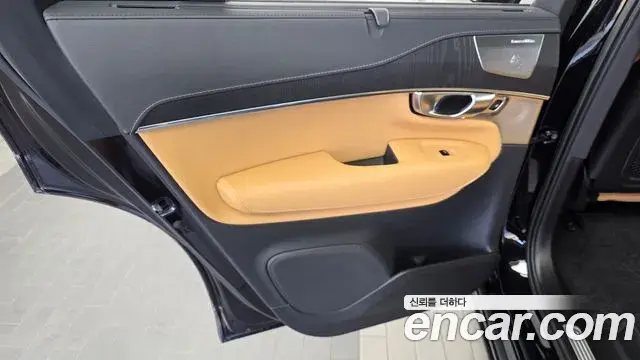 Volvo XC90 2023 — ფოტო 30/32