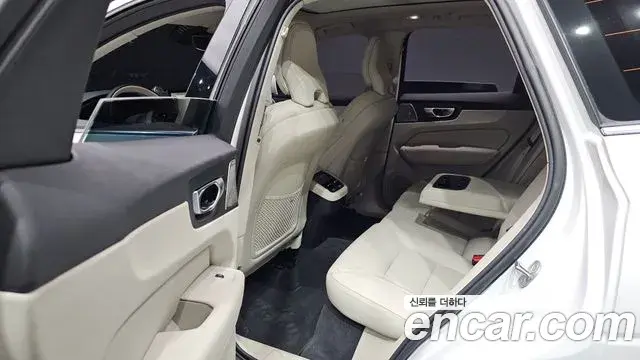 Volvo XC60 2025 — Фото 12/20