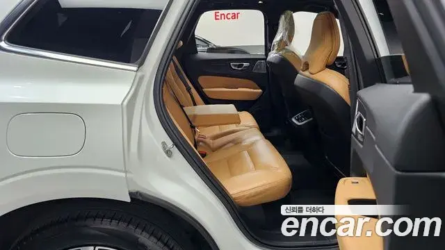 Volvo XC60 2023 — Фото 11/20