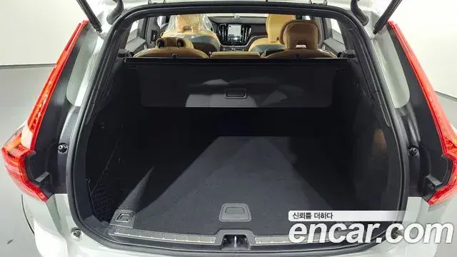 Volvo XC60 2023 — Фото 18/20