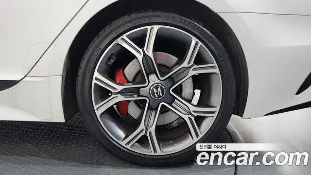 Kia Stinger 2018 — ფოტო 1/35