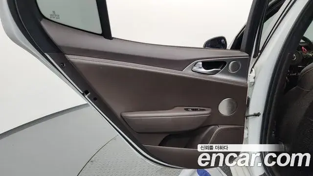 Kia Stinger 2018 — ფოტო 2/35