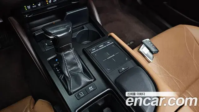 Lexus ES300h 2018 — Şəkil 9/20