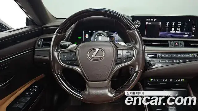 Lexus ES300h 2018 — Şəkil 13/20
