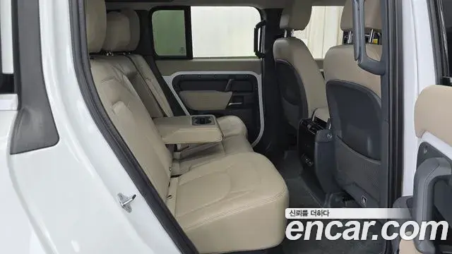 Land Rover Defender 2023 — Фото 11/20