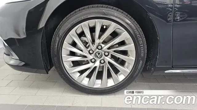 Lexus ES300h 2025 — Photo 16/37