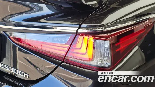 Lexus ES300h 2025 — Photo 29/37